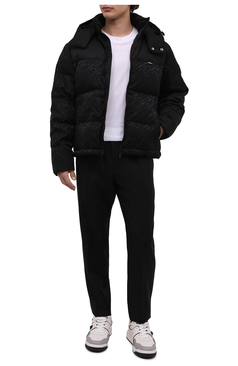 Мужская пуховая куртка VERSACE черного цвета, арт. 1003636/1A02841 | Фото 2 (Кросс-КТ: Куртка; Мужское Кросс-КТ: пуховик-короткий; Рукава: Длинные; Материал внешний: Синтетический материал; Материал подклада: Синтетический материал; Длина (верхняя одежда): Короткие; Материал утеплителя: Пух и перо; Стили: Кэжуэл)