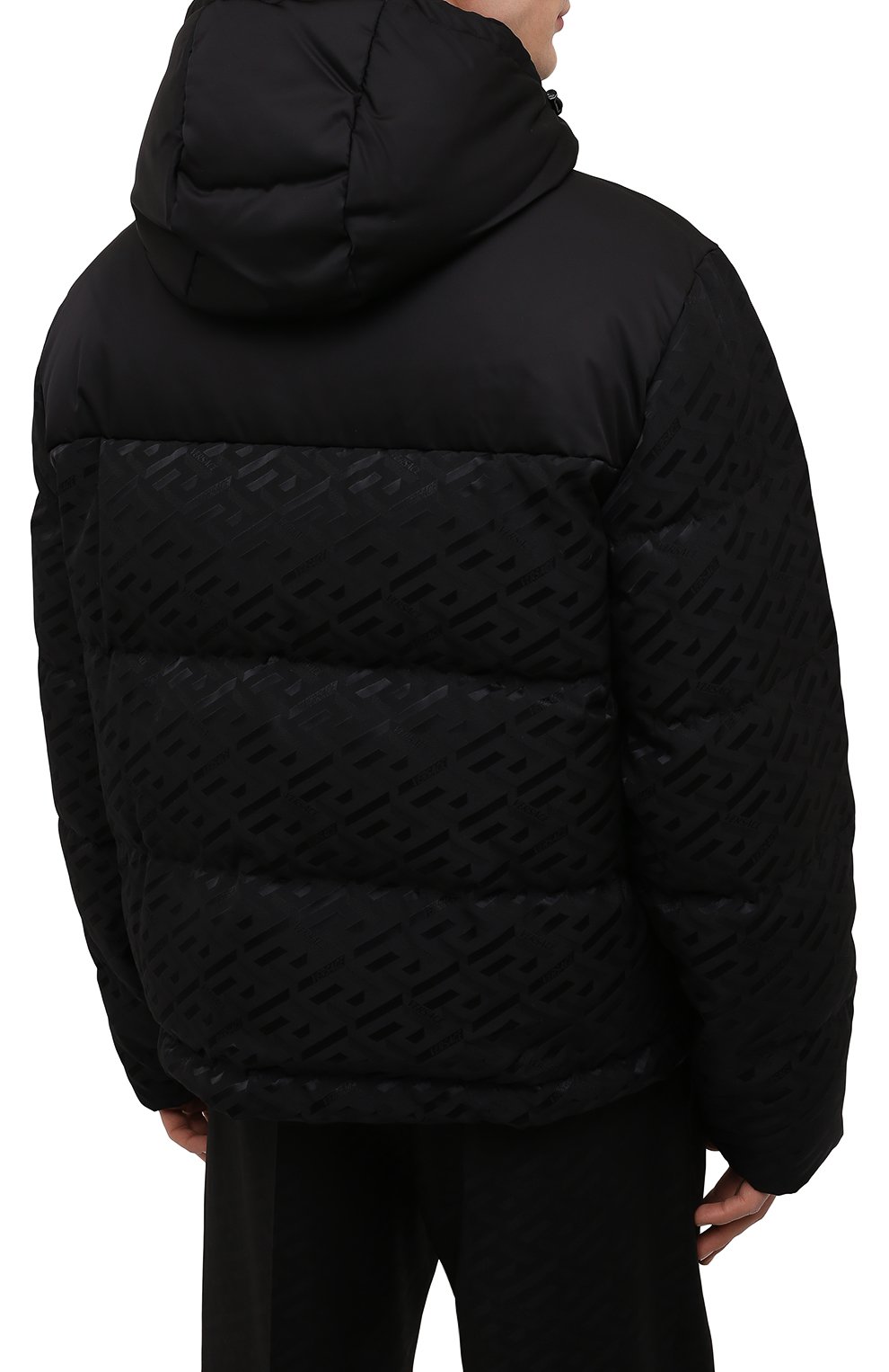 Мужская пуховая куртка VERSACE черного цвета, арт. 1003636/1A02841 | Фото 4 (Кросс-КТ: Куртка; Мужское Кросс-КТ: пуховик-короткий; Рукава: Длинные; Материал внешний: Синтетический материал; Материал подклада: Синтетический материал; Длина (верхняя одежда): Короткие; Материал утеплителя: Пух и перо; Стили: Кэжуэл)