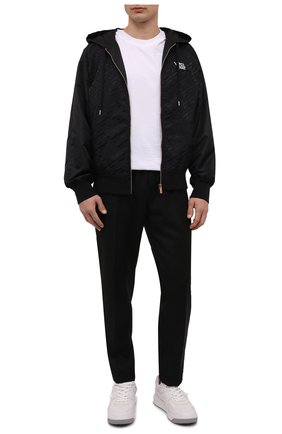 Мужские брюки из шерсти и вискозы VERSACE черного цвета по цене 84600 руб., арт. 1001015/1A01821 | Фото 2 Мужские брюки из шерсти и вискозы VERSACE черного цвета, арт. 1001015/1A01821 | Фото 2 (Материал внешний: Шерсть, Вискоза; Длина (брюки, джинсы): Стандартные; Случай: Повседневный; Стили: Спорт-шик)