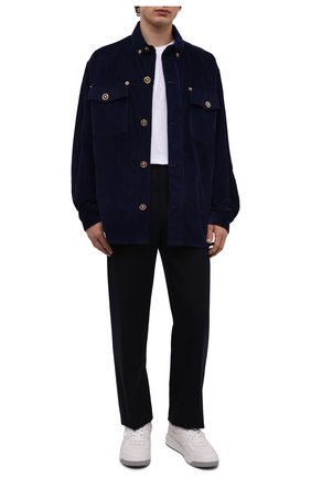 Мужская хлопковая куртка-рубашка VERSACE темно-синего цвета, арт. 1004062/1A02939 | Фото 2 (Длина (верхняя одежда): До середины бедра; Рукава: Длинные; Материал внешний: Хлопок; Кросс-КТ: Куртка, Ветровка; Стили: Кэжуэл)