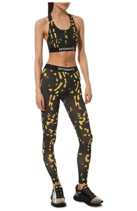 Женские леггинсы VETEMENTS черного цвета по цене 47450 руб., арт. WE52TR300S 2600/SALAMANDER | Фото 2 Женские леггинсы VETEMENTS черного цвета, арт. WE52TR300S 2600/SALAMANDER | Фото 2 (Материал внешний: Синтетический материал; Длина (брюки, джинсы): Стандартные; Женское Кросс-КТ: Леггинсы-одежда, Леггинсы-спорт; Стили: Спорт-шик)