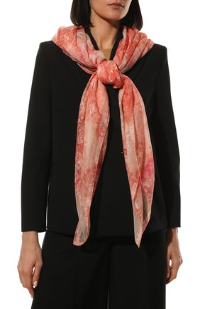 Женская шаль ALEXANDER MCQUEEN кораллового цвета, арт. 685208/3D80Q | Фото 2 (Материал: Синтетический материал, Текстиль)
