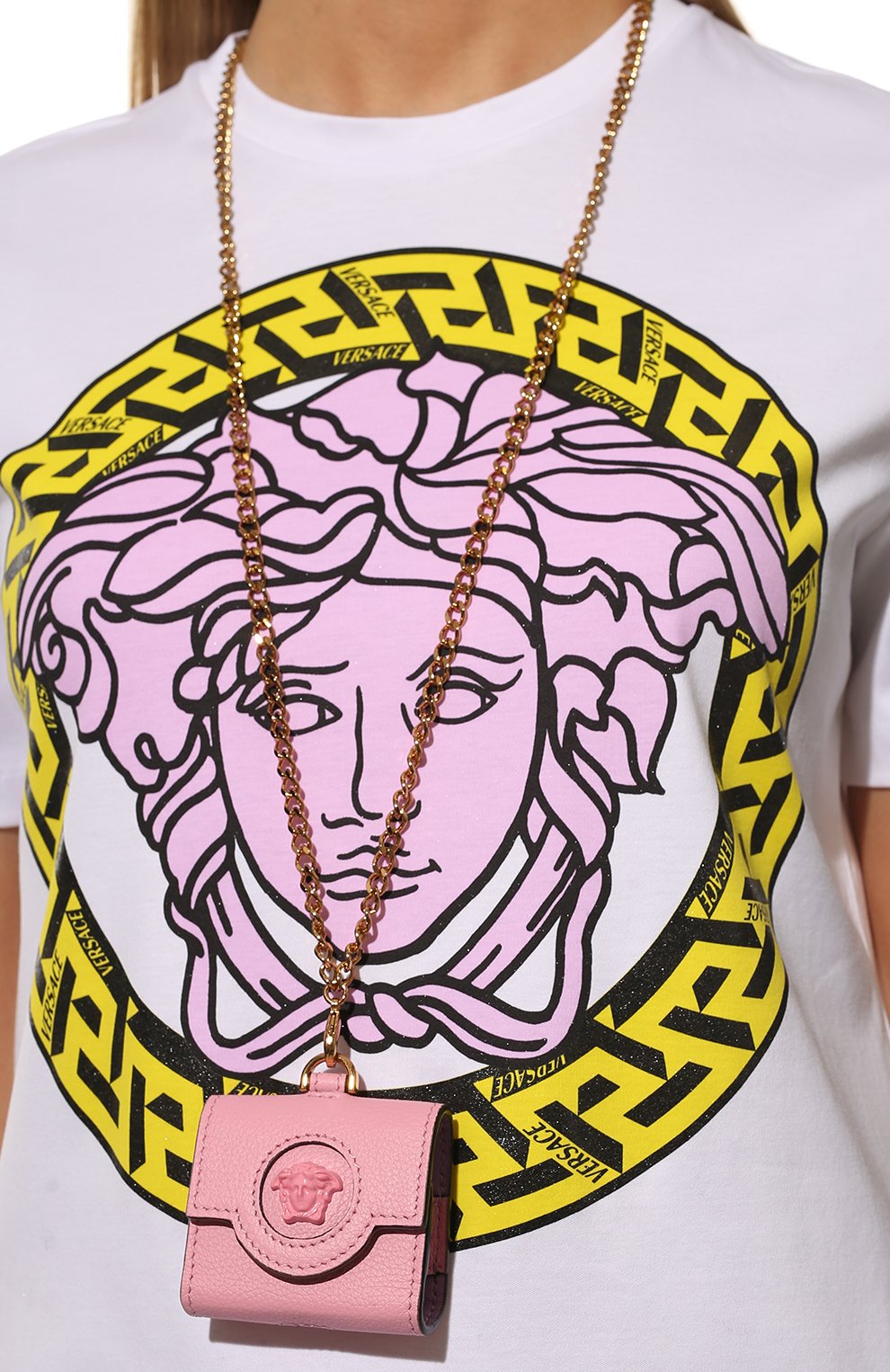 Кожаный чехол la medusa для airpods pro VERSACE розового цвета по цене 35300 руб., арт. 1003446/DVIT2T | Фото 2 Кожаный чехол la medusa для airpods pro VERSACE розового цвета, арт. 1003446/DVIT2T | Фото 2 (Материал: Натуральная кожа; Женское Кросс-КТ: Кожа AirPods)