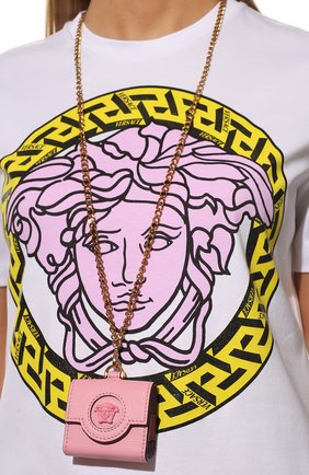 Кожаный чехол la medusa для airpods pro VERSACE розового цвета по цене 35300 руб., арт. 1003446/DVIT2T | Фото 2 Кожаный чехол la medusa для airpods pro VERSACE розового цвета, арт. 1003446/DVIT2T | Фото 2 (Женское Кросс-КТ: Кожа AirPods; Материал: Натуральная кожа)
