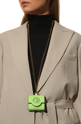 Кожаный чехол la medusa для airpods pro VERSACE зеленого цвета по цене 35300 руб., арт. 1003446/DVIT2T | Фото 2 Кожаный чехол la medusa для airpods pro VERSACE зеленого цвета, арт. 1003446/DVIT2T | Фото 2 (Женское Кросс-КТ: Кожа AirPods; Материал: Натуральная кожа)