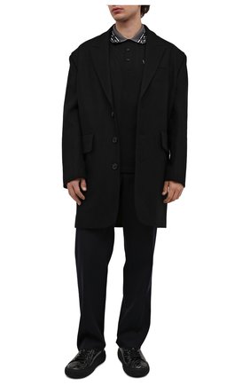 Мужское хлопковое поло VERSACE черного цвета по цене 54800 руб., арт. 1002545/1A01875 | Фото 2 Мужское хлопковое поло VERSACE черного цвета, арт. 1002545/1A01875 | Фото 2 (Материал внешний: Хлопок; Длина (для топов): Стандартные; Рукава: Короткие; Застежка: Пуговицы; Стили: Кэжуэл)