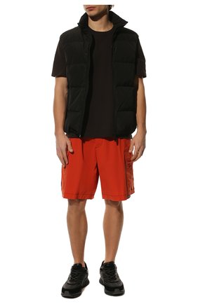 Мужские хлопковые шорты DSQUARED2 красного цвета по цене 65700 руб., арт. S74MU0709/S53578 | Фото 2 Мужские хлопковые шорты DSQUARED2 красного цвета, арт. S74MU0709/S53578 | Фото 2 (Длина Шорты М: Ниже колена; Материал внешний: Хлопок; Мужское Кросс-КТ: Шорты-одежда; Принт: Без принта; Стили: Гранж; Силуэт М (брюки): Карго; Случай: Повседневный)