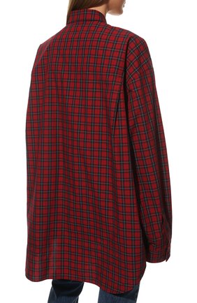 Женская хлопковая рубашка BALENCIAGA красного цвета, арт. 681004/TLM20 | Фото 4 (Принт: Клетка; Рукава: Длинные; Женское Кросс-КТ: Рубашка-одежда; Стили: Гранж; Длина (для топов): Удлиненные; Материал внешний: Хлопок)