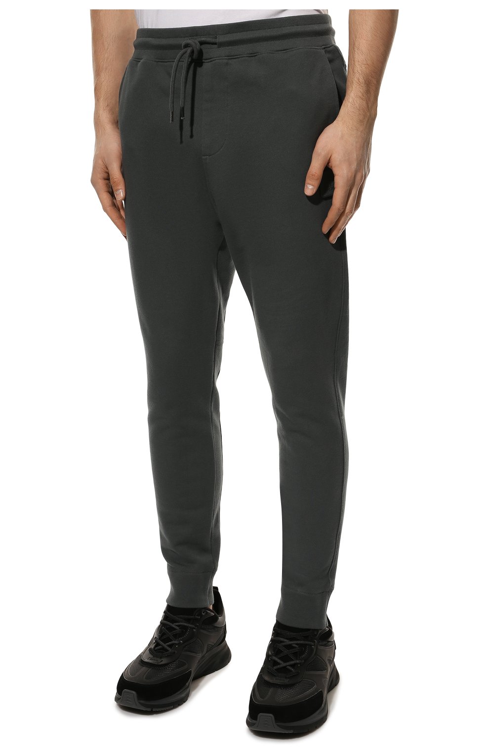 Мужские хлопковые джоггеры C.P. COMPANY темно-серого цвета, арт. 12CMSP070A-005086W | Фото 3 (Длина (брюки, джинсы): Стандартные; Материал внешний: Хлопок; Стили: Спорт-шик; Силуэт М (брюки): Джоггеры)