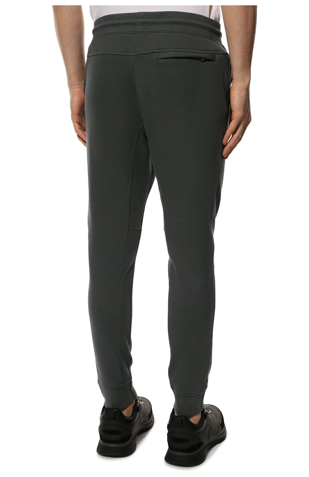 Мужские хлопковые джоггеры C.P. COMPANY темно-серого цвета, арт. 12CMSP070A-005086W | Фото 4 (Длина (брюки, джинсы): Стандартные; Материал внешний: Хлопок; Стили: Спорт-шик; Силуэт М (брюки): Джоггеры)