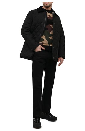 Мужской шелковый джемпер DOLCE & GABBANA хаки цвета по цене 153500 руб., арт. GXI05T/JASPS | Фото 2 Мужской шелковый джемпер DOLCE & GABBANA хаки цвета, арт. GXI05T/JASPS | Фото 2 (Длина (для топов): Стандартные; Рукава: Длинные; Материал внешний: Шелк; Мужское Кросс-КТ: Джемперы; Вырез: Круглый; Стили: Милитари; Принт: С принтом)