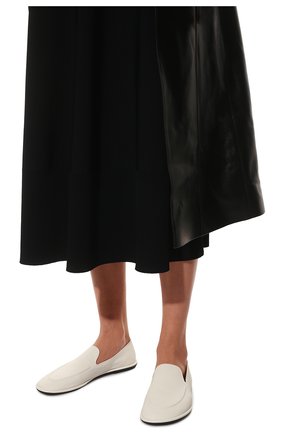 Женские кожаные лоферы THE ROW кремвого цвета, арт. F1258-L74 | Фото 3 (Материал внешний: Кожа; Материал внутренний: Натуральная кожа; Подошва: Плоская)