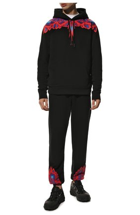 Мужские хлопковые джоггеры MARCELO BURLON черного цвета по цене 43400 руб., арт. CMCH024S22FLE001 | Фото 2 Мужские хлопковые джоггеры MARCELO BURLON черного цвета, арт. CMCH024S22FLE001 | Фото 2 (Длина (брюки, джинсы): Стандартные; Материал внешний: Хлопок; Силуэт М (брюки): Джоггеры; Стили: Спорт-шик)