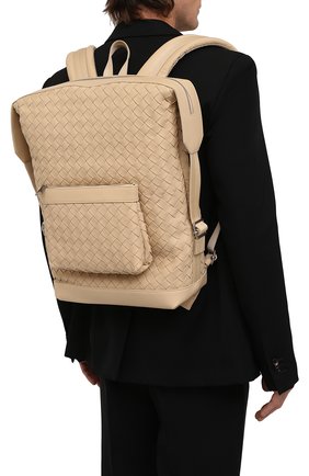 Мужской кожаный рюкзак BOTTEGA VENETA светло-бежевого цвета, арт. 653118/V0E54 | Фото 2 (Материал: Натуральная кожа; Размер: large; Стили: Кэжуэл)