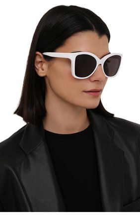Женские солнцезащитные очки BALENCIAGA белого цвета, арт. 658748/T0007 | Фото 2 (Тип очков: С/з; Материал: Пластик; Очки форма: Квадратные)