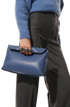 Женский клатч knuckle ALEXANDER MCQUEEN голубого цвета, арт. 631864/CSRUU | Фото 2 (Материал: Натуральная кожа; Размер: medium; Женское Кросс-КТ: Клатч-клатчи)