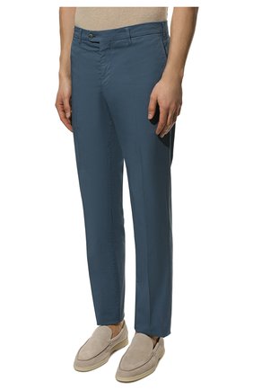 Мужские хлопковые брюки FEDELI синего цвета, арт. 5UEL0405 | Фото 3 (Силуэт М (брюки): Чиносы; Длина (брюки, джинсы): Стандартные; Случай: Повседневный; Материал внешний: Хлопок; Стили: Кэжуэл)