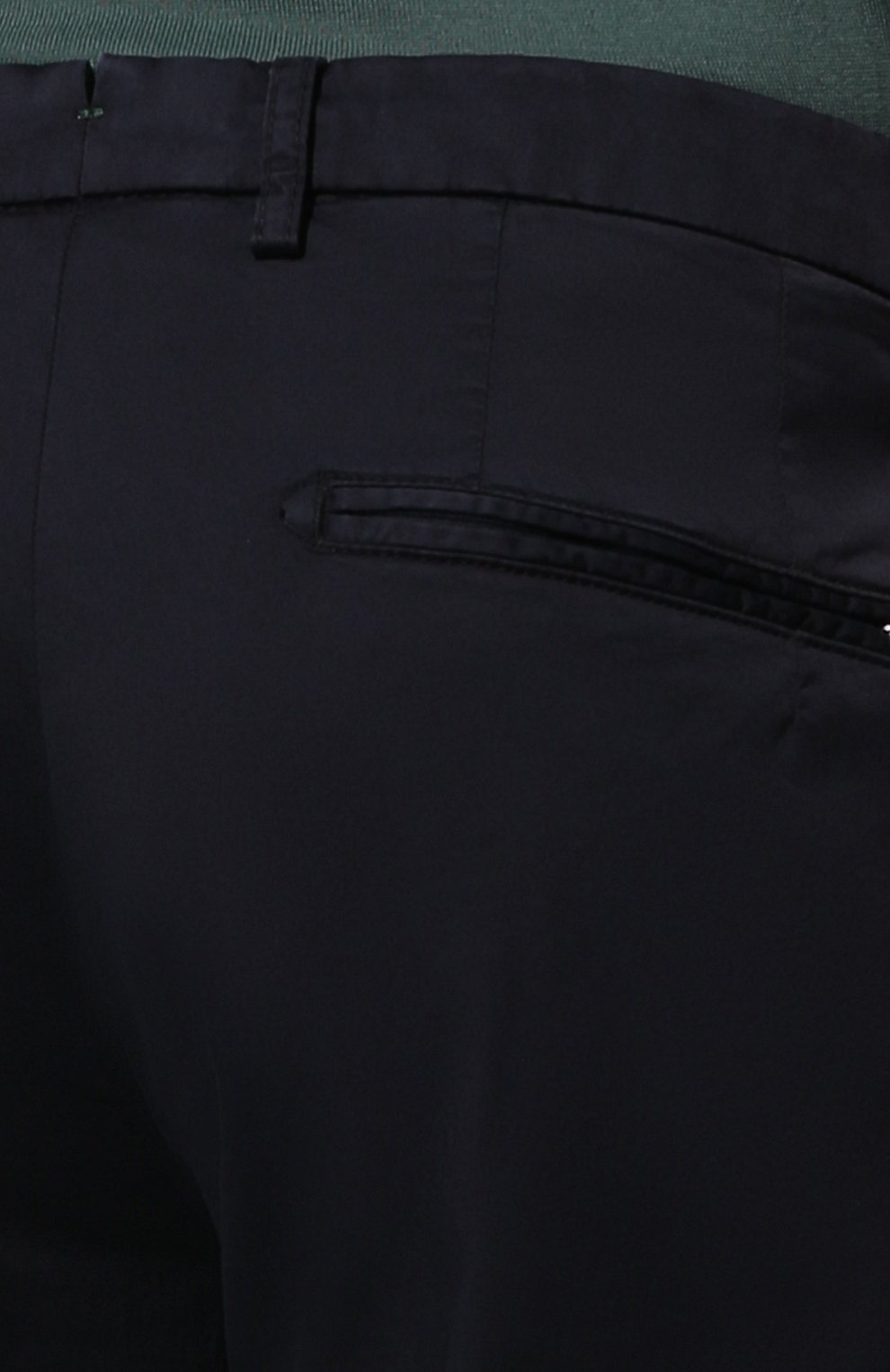 Мужские хлопковые брюки BERWICH темно-синего цвета, арт. ZIP/1/MX011X | Фото 5 (Силуэт М (брюки): Чиносы; Длина (брюки, джинсы): Стандартные; Случай: Повседневный; Материал внешний: Хлопок; Стили: Кэжуэл)