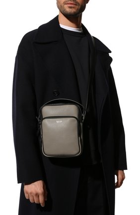 Мужская кожаная сумка TOM FORD светло-серого цвета по цене 0 руб., арт. H0465P-LCL213 | Фото 2 Мужская кожаная сумка TOM FORD светло-серого цвета, арт. H0465P-LCL213 | Фото 2 (Материал: Натуральная кожа; Ремень/цепочка: На ремешке; Размер: small)