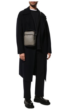 Мужская кожаная сумка TOM FORD светло-серого цвета по цене 0 руб., арт. H0465P-LCL213 | Фото 3 Мужская кожаная сумка TOM FORD светло-серого цвета, арт. H0465P-LCL213 | Фото 3 (Материал: Натуральная кожа; Ремень/цепочка: На ремешке; Размер: small)