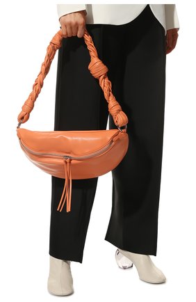 Женская сумка knotted moon JIL SANDER оранжевого цвета, арт. JSPU855642-WUB01046N | Фото 2 (Материал: Натуральная кожа; Размер: large; Сумки-технические: Сумки через плечо)
