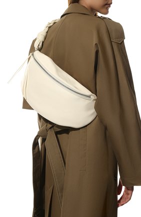 Женская сумка knotted moon JIL SANDER молочного цвета, арт. JSPU855642-WUB01046N | Фото 2 (Материал: Натуральная кожа; Размер: large; Сумки-технические: Сумки через плечо)