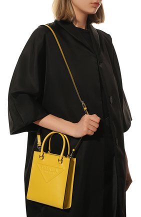 Женский сумка-тоут PRADA желтого цвета, арт. 1BA333-ASK-F0377-OOO | Фото 2 (Ремень/цепочка: На ремешке; Размер: mini; Материал: Натуральная кожа; Сумки-технические: Сумки-шопперы)