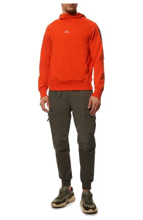 Мужской хлопковое худи PARAJUMPERS оранжевого цвета по цене 35000 руб., арт. 22SM-PM FLE RE02/ELECTRA | Фото 2 Мужской хлопковое худи PARAJUMPERS оранжевого цвета, арт. 22SM-PM FLE RE02/ELECTRA | Фото 2 (Материал внешний: Хлопок; Длина (для топов): Стандартные; Рукава: Длинные; Принт: С принтом; Мужское Кросс-КТ: Худи-одежда; Стили: Спорт-шик)
