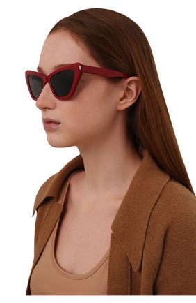 Женские солнцезащитные очки SAINT LAURENT бордового цвета, арт. SL 466 003 | Фото 2 (Тип очков: С/з; Оптика Гендер: оптика-женское; Очки форма: Cat-eye)