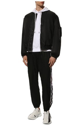 Мужские джоггеры DOMREBEL черного цвета по цене 29950 руб., арт. MRELAXED/TRACK PANTS | Фото 2 Мужские джоггеры DOMREBEL черного цвета, арт. MRELAXED/TRACK PANTS | Фото 2 (Материал внешний: Синтетический материал; Материал подклада: Синтетический материал; Длина (брюки, джинсы): Укороченные; Силуэт М (брюки): Джоггеры; Стили: Спорт-шик)