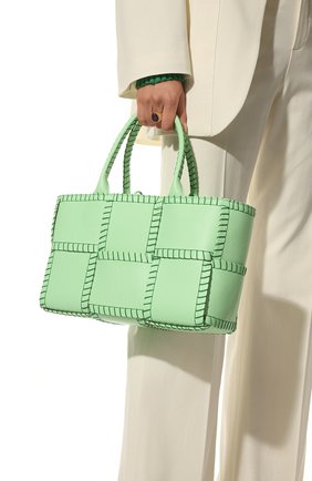 Женский сумка-тоут arco small BOTTEGA VENETA светло-зеленого цвета, арт. 691401/V1S71 | Фото 2 (Материал: Натуральная кожа; Размер: small; Сумки-технические: Сумки-шопперы)