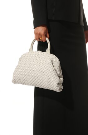 Женская сумка bv handle small BOTTEGA VENETA молочного цвета по цене 362000 руб., арт. 691188/V01D1 | Фото 2 Женская сумка bv handle small BOTTEGA VENETA молочного цвета, арт. 691188/V01D1 | Фото 2 (Сумки-технические: Сумки через плечо, Сумки top-handle; Материал: Натуральная кожа; Ремень/цепочка: На ремешке; Размер: small)