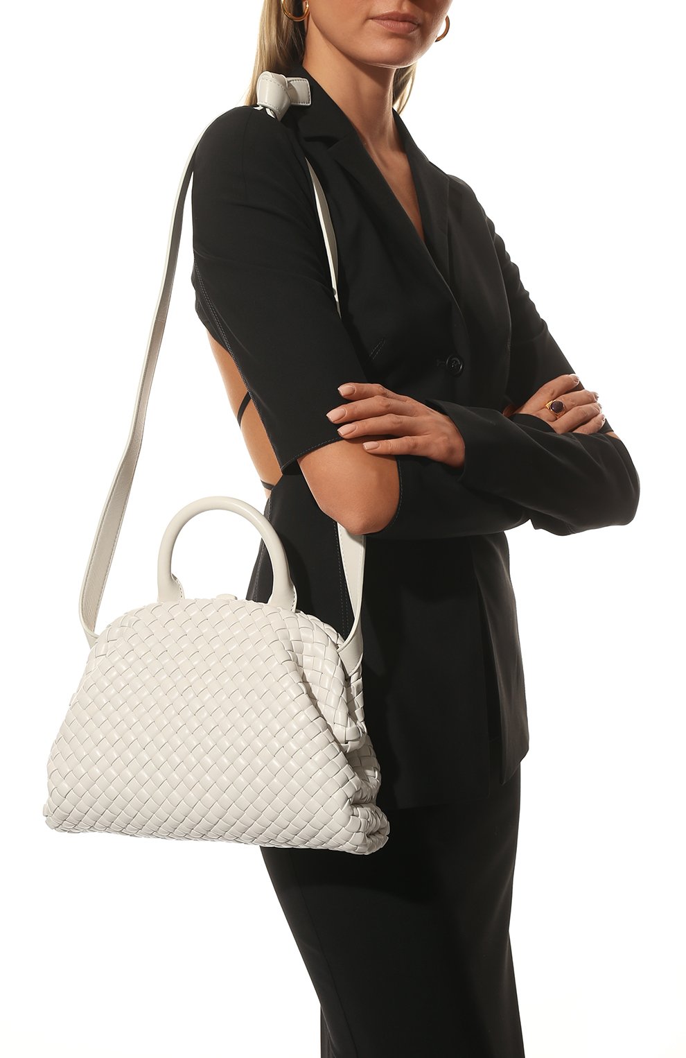 Женская сумка bv handle small BOTTEGA VENETA молочного цвета по цене 362000 руб., арт. 691188/V01D1 | Фото 6 Женская сумка bv handle small BOTTEGA VENETA молочного цвета, арт. 691188/V01D1 | Фото 6 (Сумки-технические: Сумки через плечо, Сумки top-handle; Материал: Натуральная кожа; Ремень/цепочка: На ремешке; Размер: small)
