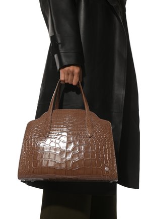 Женская сумка sesia large из кожи аллигатора LORO PIANA коричневого цвета по цене 4120000 руб., арт. FAL6770/AMIS | Фото 2 Женская сумка sesia large из кожи аллигатора LORO PIANA коричневого цвета, арт. FAL6770/AMIS | Фото 2 (Материал: Экзотическая кожа; Ремень/цепочка: На ремешке; Размер: large; Сумки-технические: Сумки top-handle, Сумки через плечо)