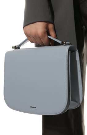 Женская сумка taos JIL SANDER голубого цвета по цене 178000 руб., арт. JSPU853526-WUB00083N | Фото 2 Женская сумка taos JIL SANDER голубого цвета, арт. JSPU853526-WUB00083N | Фото 2 (Сумки-технические: Сумки top-handle; Материал: Натуральная кожа; Ремень/цепочка: На ремешке; Размер: small)