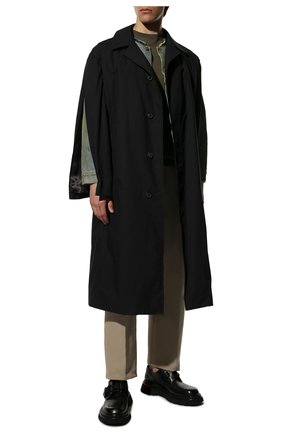 Мужской хлопковый плащ MAISON MARGIELA черного цвета, арт. S30FZ0030/S54455 | Фото 2 (Рукава: Длинные; Длина (верхняя одежда): Длинные; Материал внешний: Хлопок; Материал подклада: Хлопок; Мужское Кросс-КТ: Плащ-верхняя одежда; Стили: Гранж)