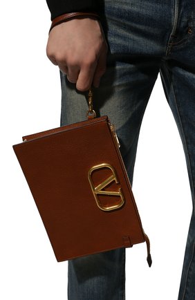 Мужской кожаный футляр для документов vlogo VALENTINO коричневого цвета по цене 103000 руб., арт. XY0P0P09/GDA | Фото 2 Мужской кожаный футляр для документов vlogo VALENTINO коричневого цвета, арт. XY0P0P09/GDA | Фото 2 (Кросс-КТ: футляры для документов; Материал: Натуральная кожа)