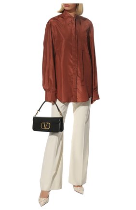 Женская шелковая рубашка VALENTINO светло-коричневого цвета, арт. XB0AB3K0745 | Фото 2 (Длина (для топов): Удлиненные; Рукава: Длинные; Материал внешний: Шелк; Стили: Романтичный; Принт: Без принта; Женское Кросс-КТ: Рубашка-одежда)