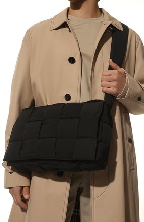 Мужская текстильная сумка padded tech cassette BOTTEGA VENETA черного цвета, арт. 690133/VB081 | Фото 2 (Материал: Текстиль; Ремень/цепочка: На ремешке; Размер: large)