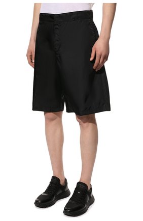 Мужские шорты PRADA черного цвета, арт. SPG32-1WQ8-F0002-182 | Фото 3 (Случай: Повседневный; Длина Шорты М: Ниже колена; Материал внешний: Синтетический материал; Стили: Кэжуэл)