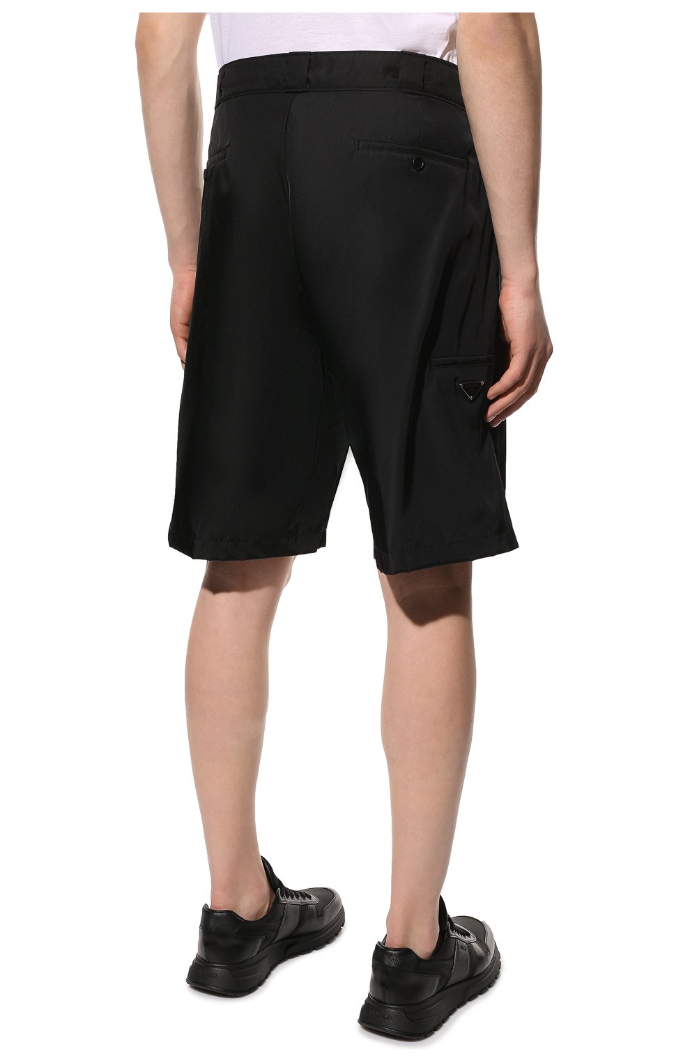 Мужские шорты PRADA черного цвета, арт. SPG32-1WQ8-F0002-182 | Фото 4 (Случай: Повседневный; Длина Шорты М: Ниже колена; Материал внешний: Синтетический материал; Стили: Кэжуэл)