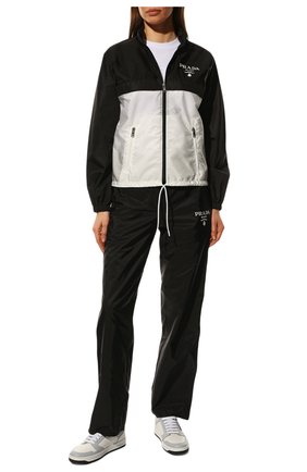 Женская куртка PRADA черно-белого цвета, арт. 292020-1WQ9-F0967-221 | Фото 2 (Рукава: Длинные; Материал внешний: Синтетический материал; Длина (верхняя одежда): Короткие; Кросс-КТ: Куртка; Стили: Спорт-шик)