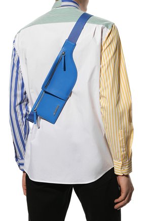 Мужская кожаная поясная сумка la banane carrée JACQUEMUS синего цвета, арт. 225BA025-3061 | Фото 2 (Материал: Натуральная кожа; Размер: medium; Случай: Повседневный)