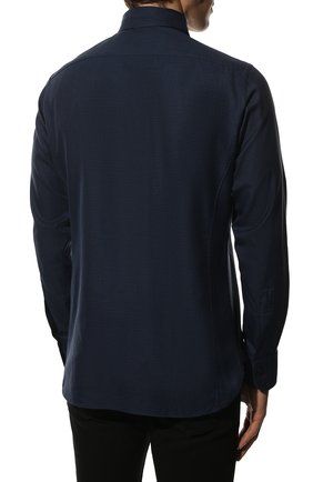 Мужская хлопковая рубашка TOM FORD темно-синего цвета, арт. 3FT241/94UDAN | Фото 4 (Манжеты: На пуговицах; Воротник: Button down; Рукава: Длинные; Случай: Повседневный; Длина (для топов): Стандартные; Рубашки М: Slim Fit; Материал внешний: Хлопок; Принт: Однотонные; Стили: Кэжуэл)