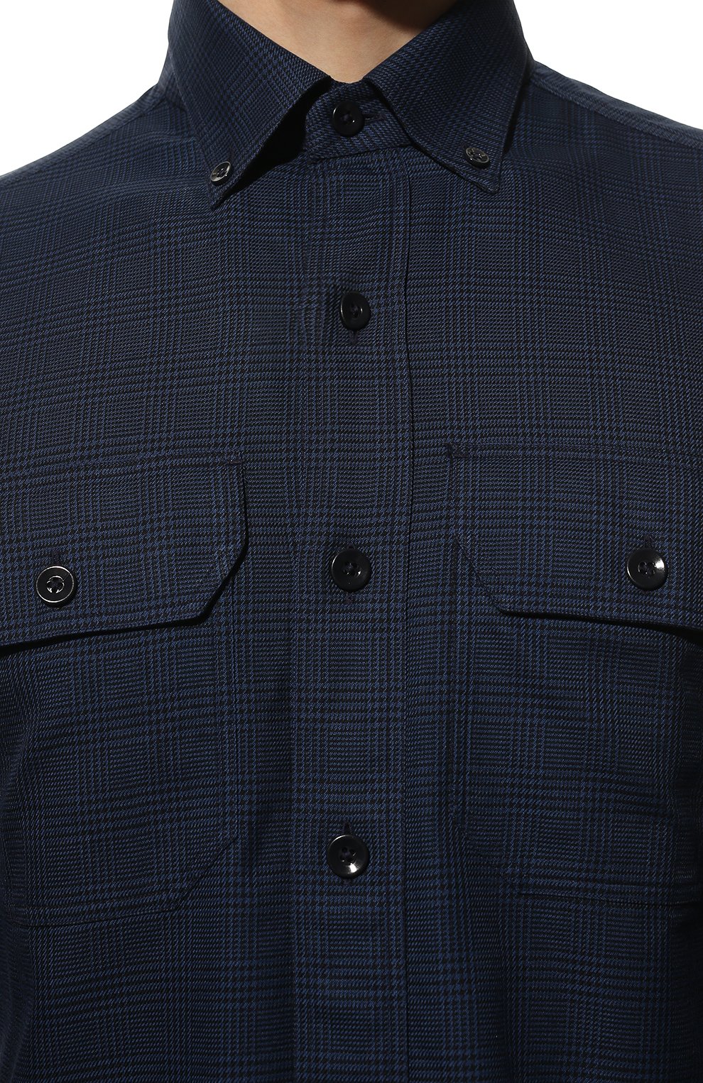 Мужская хлопковая рубашка TOM FORD темно-синего цвета, арт. 3FT241/94UDAN | Фото 5 (Манжеты: На пуговицах; Воротник: Button down; Рукава: Длинные; Случай: Повседневный; Длина (для топов): Стандартные; Рубашки М: Slim Fit; Материал внешний: Хлопок; Принт: Однотонные; Стили: Кэжуэл)