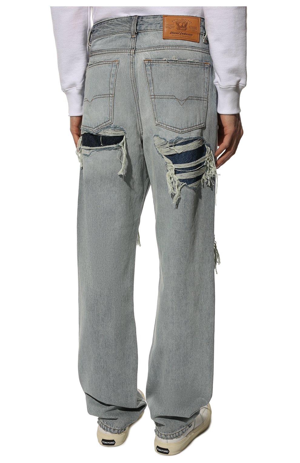 Мужские джинсы DIESEL голубого цвета, арт. A03588/09C90 | Фото 4 (Силуэт М (брюки): Широкие; Кросс-КТ: Деним; Длина (брюки, джинсы): Стандартные; Стили: Гранж; Материал внешний: Хлопок, Деним; Детали: Потертости)