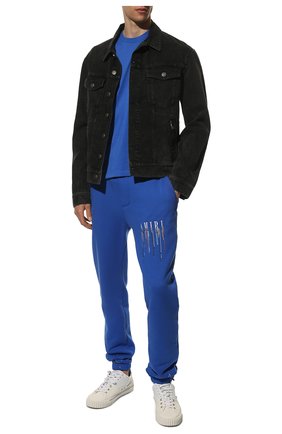 Мужские хлопковые джоггеры AMIRI синего цвета, арт. PS22MJL035-466 | Фото 2 (Длина (брюки, джинсы): Стандартные; Материал внешний: Хлопок; Силуэт М (брюки): Джоггеры; Стили: Спорт-шик)