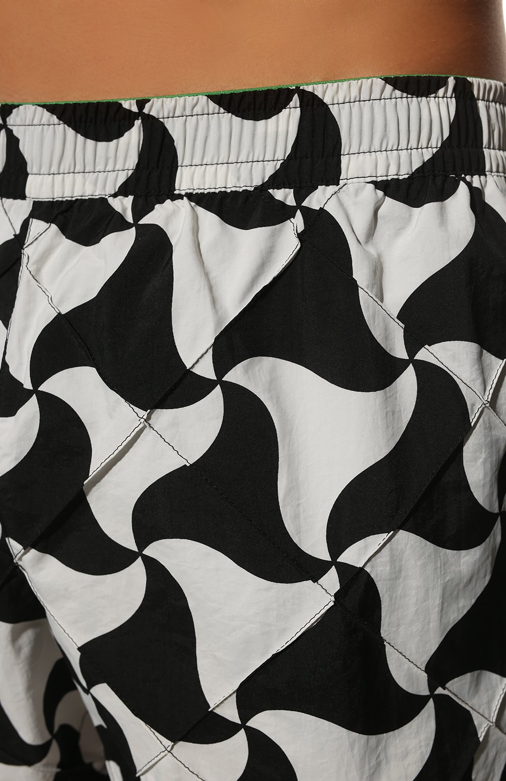 Мужские плавки-шорты BOTTEGA VENETA черно-белого цвета, арт. 690530/V1000 | Фото 4 (Материал внешний: Синтетический материал; Принт: С принтом; Мужское Кросс-КТ: плавки-шорты)