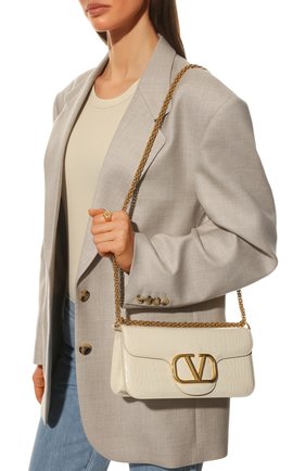 Женская сумка locò из кожи аллигатора VALENTINO кремвого цвета по цене 1820000 руб., арт. XW0B0K30/WEU/AMIS | Фото 2 Женская сумка locò из кожи аллигатора VALENTINO кремвого цвета, арт. XW0B0K30/WEU/AMIS | Фото 2 (Сумки-технические: Сумки через плечо; Материал: Экзотическая кожа; Размер: medium; Ремень/цепочка: На ремешке)