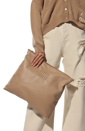 Женский сумка MIU MIU бежевого цвета, арт. 5BC114-2DDJ-F0770-OOO | Фото 2 (Размер: large; Ремень/цепочка: На ремешке; Материал: Натуральная кожа; Сумки-технические: Сумки-шопперы)